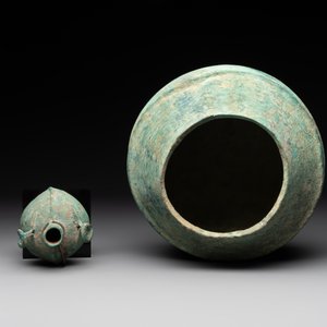 A bronze urn, a bronze canteen with relief design and a pair of bronze oil lamps, Roman Empire, 9th C. B.C/5th C. — foto 4