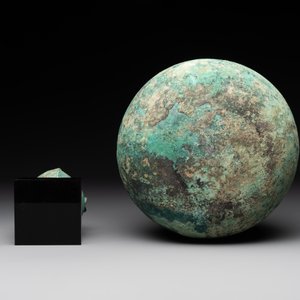 A bronze urn, a bronze canteen with relief design and a pair of bronze oil lamps, Roman Empire, 9th C. B.C/5th C. — foto 5