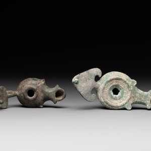 A bronze urn, a bronze canteen with relief design and a pair of bronze oil lamps, Roman Empire, 9th C. B.C/5th C. — foto 8