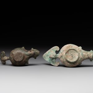 A bronze urn, a bronze canteen with relief design and a pair of bronze oil lamps, Roman Empire, 9th C. B.C/5th C. — foto 9