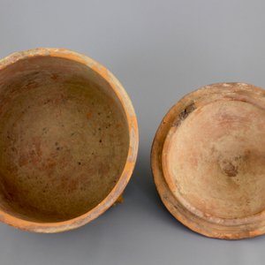 A brown-glazed pottery tripod vessel and mountain cover, Han Dynasty (206 BC-220 AC) — photo 2