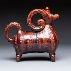 A brown-glazed stoneware ewer and cover in the shape of a ram, impressed mark, Opishne, Ukraine, early 20th C. — photo 4