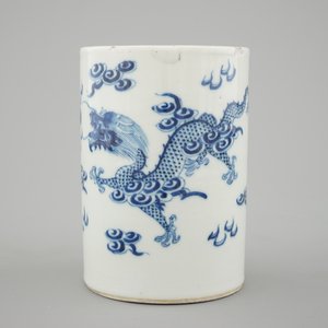 A brush pot with dragons in blue and white Chinese porcelain, 19th C. — photo 1