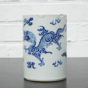A brush pot with dragons in blue and white Chinese porcelain, 19th C. — photo 12
