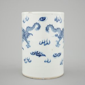 A brush pot with dragons in blue and white Chinese porcelain, 19th C. — photo 2