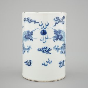 A brush pot with dragons in blue and white Chinese porcelain, 19th C. — photo 3
