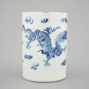 A brush pot with dragons in blue and white Chinese porcelain, 19th C. — photo 4