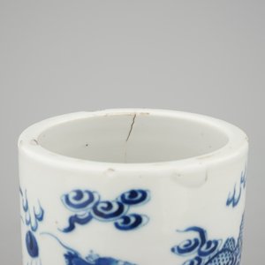 A brush pot with dragons in blue and white Chinese porcelain, 19th C. — photo 7
