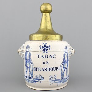 A Brussels Delftware tobacco jar with pipesmokers, 18th C. — photo 1