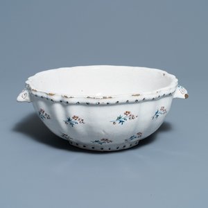 A Brussels faience basin with 'à la haie fleurie' design, 18th C. — photo 1