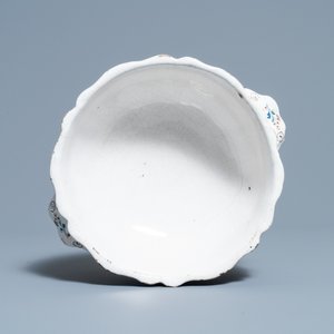 A Brussels faience basin with 'à la haie fleurie' design, 18th C. — photo 6