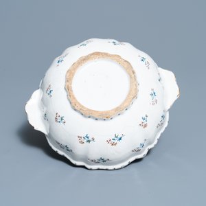 A Brussels faience basin with 'à la haie fleurie' design, 18th C. — photo 7