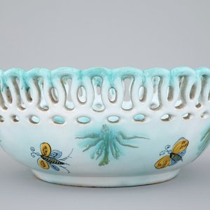 A Brussels faience basket on stand with butterflies and caterpillars, 18th C. — photo 6