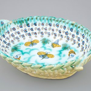 A Brussels faience basket with butterflies and caterpillars, 18th C. — 照片 1