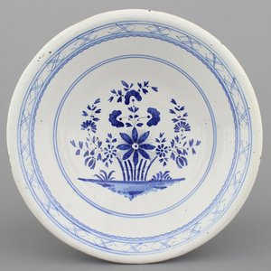 A Brussels faience blue and white bowl, 18/19th C. — 照片 1