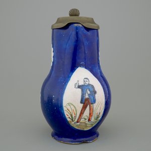 A Brussels faience jug with a drinking man, late 18th C. — 照片 1