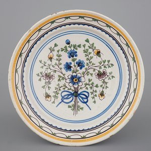 A Brussels faience plate with a bouquet of flowers, 18th C. — photo 1