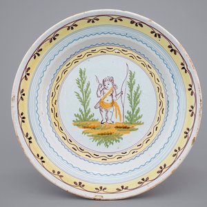 A Brussels faience plate with Cupid with bow and arrows, ca. 1780 — 照片 1