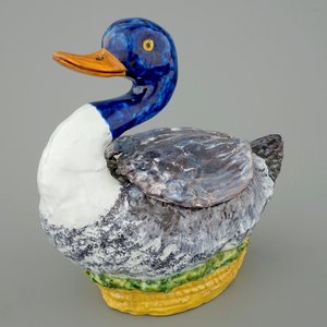 A Brussels faience polychrome duck-shaped tureen and cover, 18th C. — photo 2