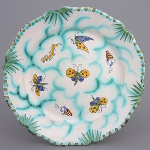 A Brussels faience scalloped butterfly decor plate, 18th C. — photo 1