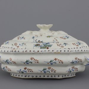 A Brussels faïence tureen and cover, decor "A l'haie fleurie", 18th C. — photo 1