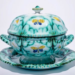 A Brussels faience tureen and cover on stand with butterflies and caterpillars, 18th C. — 照片 1