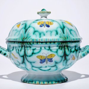 A Brussels faience tureen and cover on stand with butterflies and caterpillars, 18th C. — 照片 5