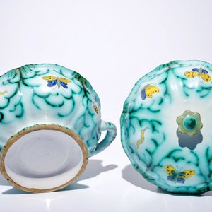 A Brussels faience tureen and cover on stand with butterflies and caterpillars, 18th C. — 照片 10