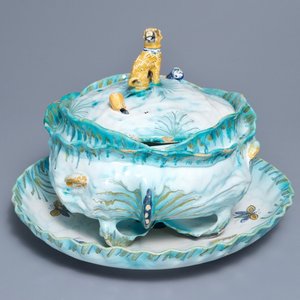 A Brussels faience tureen and cover on stand with butterflies and caterpillars, 18th C. — 照片 1