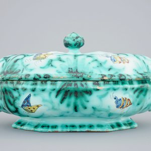 A Brussels faience tureen and cover on stand with butterflies and caterpillars, 18th C. — photo 5