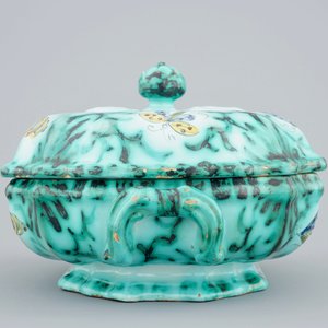A Brussels faience tureen and cover on stand with butterflies and caterpillars, 18th C. — photo 6