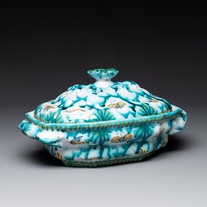 A Brussels faience tureen and cover with butterflies and caterpillars, 18th C. — photo 1