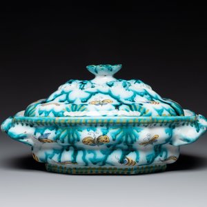A Brussels faience tureen and cover with butterflies and caterpillars, 18th C. — photo 2