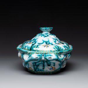 A Brussels faience tureen and cover with butterflies and caterpillars, 18th C. — photo 3