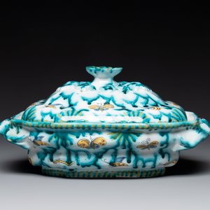 A Brussels faience tureen and cover with butterflies and caterpillars, 18th C. — photo 4