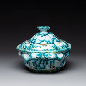 A Brussels faience tureen and cover with butterflies and caterpillars, 18th C. — photo 5