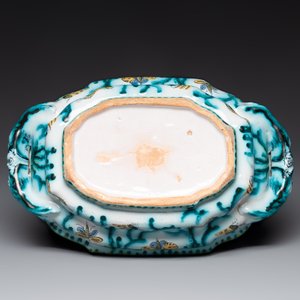 A Brussels faience tureen and cover with butterflies and caterpillars, 18th C. — photo 7