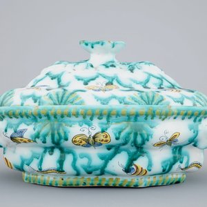 A Brussels faience tureen and cover with butterflies and caterpillars, 18th C. — photo 2