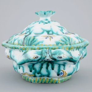 A Brussels faience tureen and cover with butterflies and caterpillars, 18th C. — photo 3