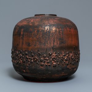 A brutalist vase with matte black and luster glazed relief design, Perignem, 2nd half 20th C. — photo 2