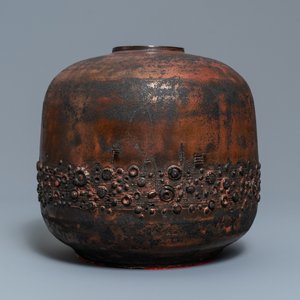 A brutalist vase with matte black and luster glazed relief design, Perignem, 2nd half 20th C. — photo 3