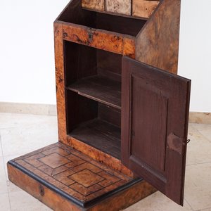 A burl veneer and inlaid bone prayer desk stool, Liege, 17/18th C. — 照片 2