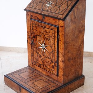A burl veneer and inlaid bone prayer desk stool, Liege, 17/18th C. — 照片 3