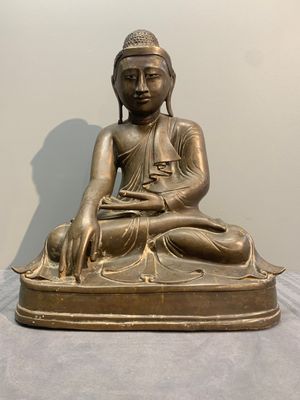 A Burmese bronze Mandalay-style Buddha in bhumisparsha mudra, 18/19th C. — photo 1