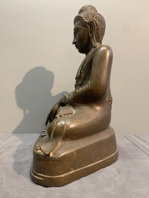 A Burmese bronze Mandalay-style Buddha in bhumisparsha mudra, 18/19th C. — photo 2