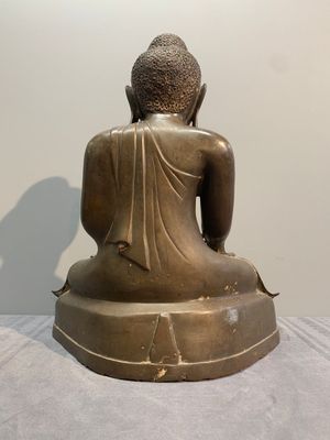 A Burmese bronze Mandalay-style Buddha in bhumisparsha mudra, 18/19th C. — photo 3