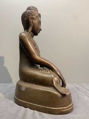 A Burmese bronze Mandalay-style Buddha in bhumisparsha mudra, 18/19th C. — photo 4