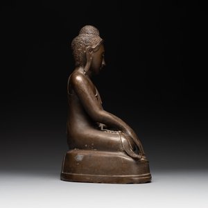 A Burmese bronze Mandalay-style Buddha in bhumisparsha mudra, 18/19th C. — photo 3