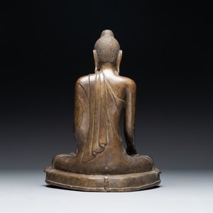A Burmese bronze Mandalay-style Buddha in bhumisparsha mudra, 18/19th C. — 照片 2