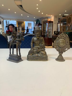 A Burmese gilt bronze Buddha, an Indian bronze Shiva on horseback and and a Nepalese Melong ritual mirror with Ganesh, 18/19th C. — photo 1